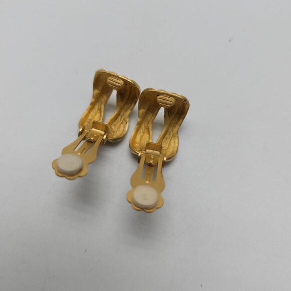 Vintage Matte Gold Tone Clip On Earrings With Sculptural Wavy Design - Picture 5 of 6